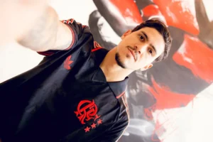 Flamengo adota cautela e mantém Pedro com o braço imobilizado até a final da Libertadores