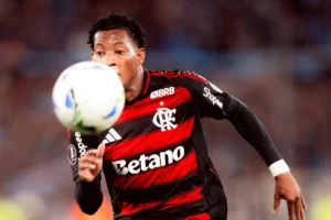 Flamengo: Conmebol abre processo contra Gonzalo Plata por agressão em jogo com o Racing e punição pode ser pesada