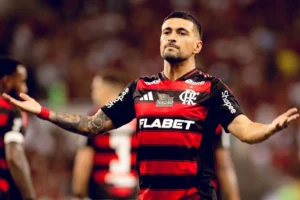 Flamengo: Arrascaeta supera Cristiano Ronaldo e entra no seleto top 10 de camisas mais vendidas no mundo em 2025; veja números