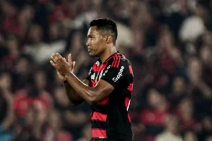 Convocação de Alex Sandro acende alerta no Flamengo e preocupa departamento médico