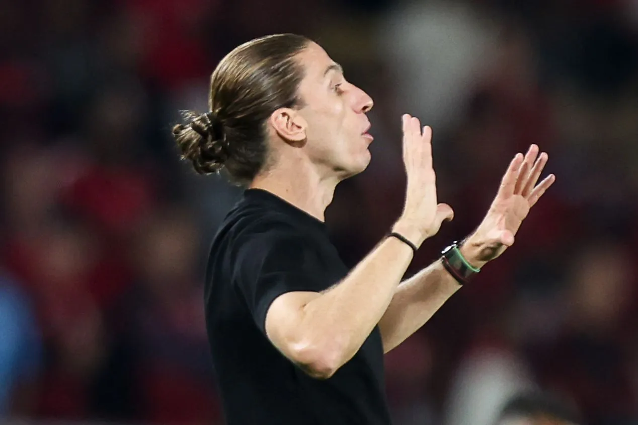 Conmebol multa Flamengo e Filipe Luís por erro de protocolo na Libertadores; saiba valor