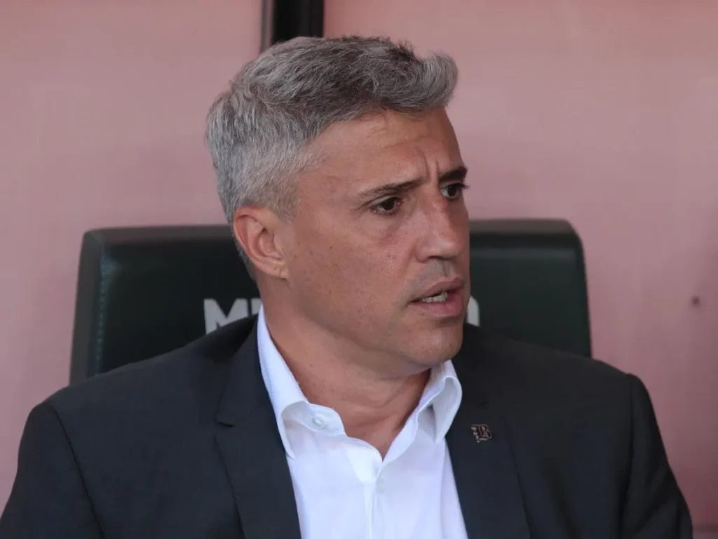 Hernán Crespo permanece no São Paulo, mas exige faxina e saída de veteranos para 2026