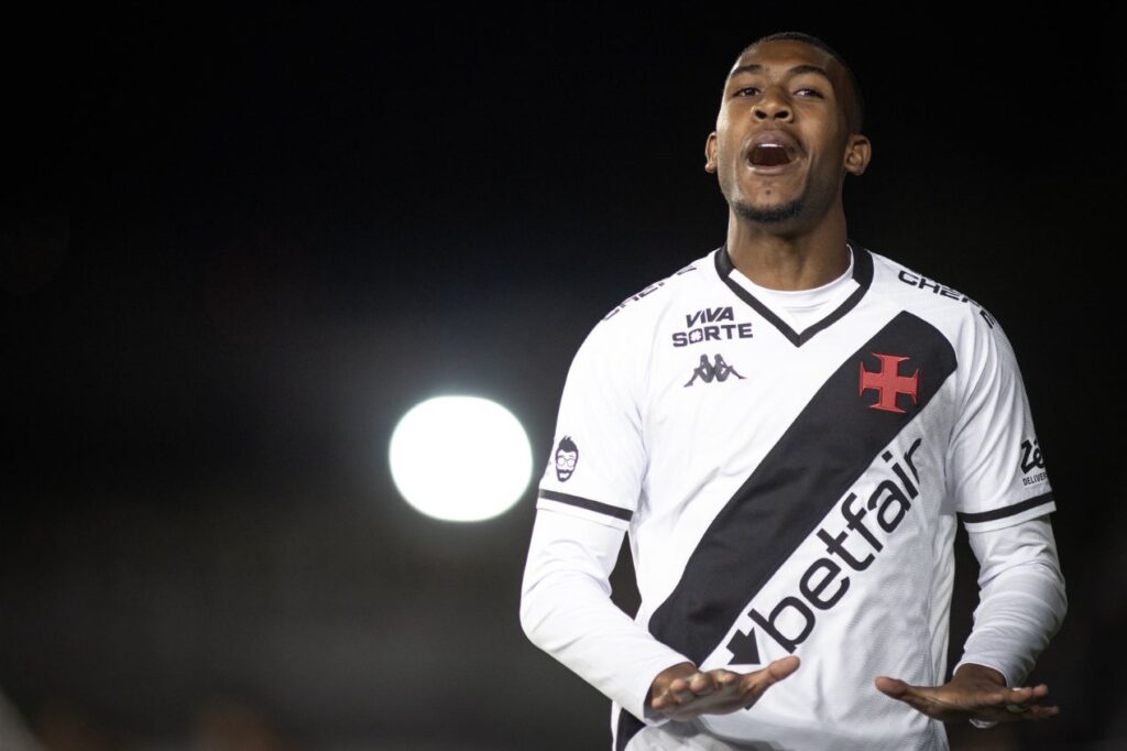 Milan observa Rayan, mas alto custo trava negociação com o Vasco; saiba detalhes