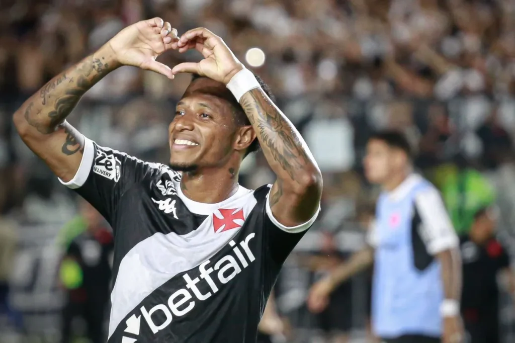 Tchê Tchê deve assumir a lateral direita do Vasco contra o Grêmio; saiba detalhes