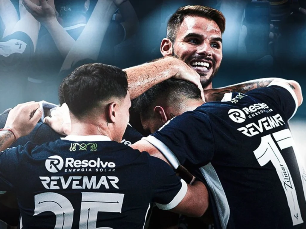 Torcedores do Remo invadem o campo após acesso ao Brasileirão