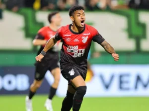 Léo Derik pode enfrentar o América-MG