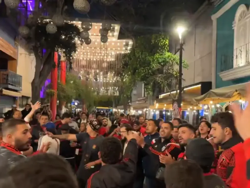 Torcida do Flamengo toma conta das ruas de Lima