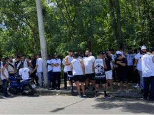 Torcida do Vasco faz protesto na porta do centro de treinamento