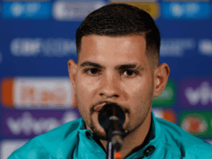 Sem titubear, Bruno Guimarães aponta favoritismo da Seleção Brasileira