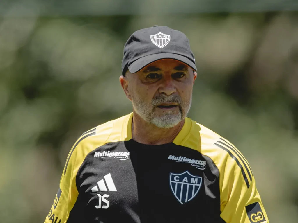 Ruan Tressoldi titular? Veja provável escalação do Atlético-MG contra o Bragantino