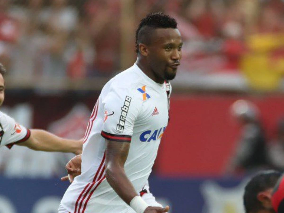 Lembra dele? Time do interior de Alagoas anuncia contratação de ex-jogador do Flamengo e Vasco