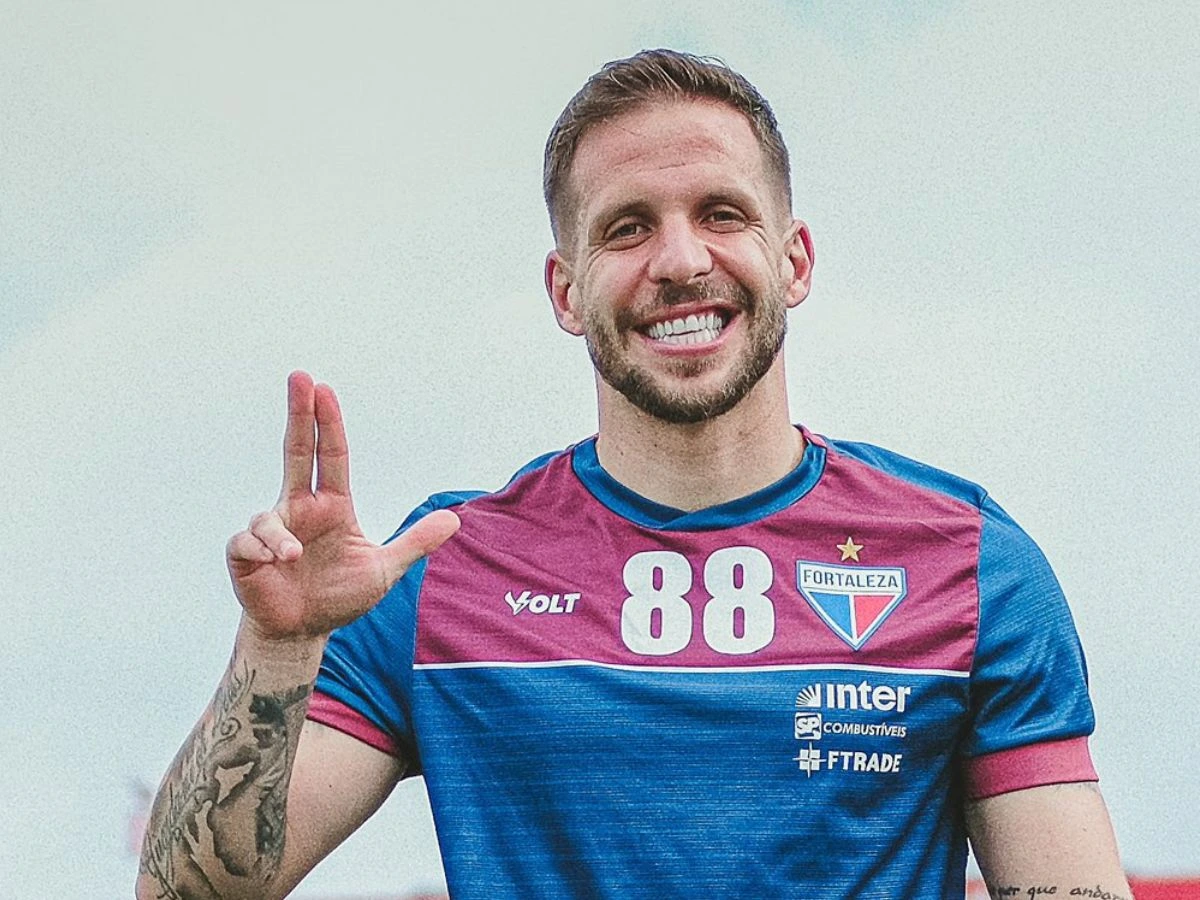Emocionado, volante do Fortaleza avalia rebaixamento ao Brasileirão Série B