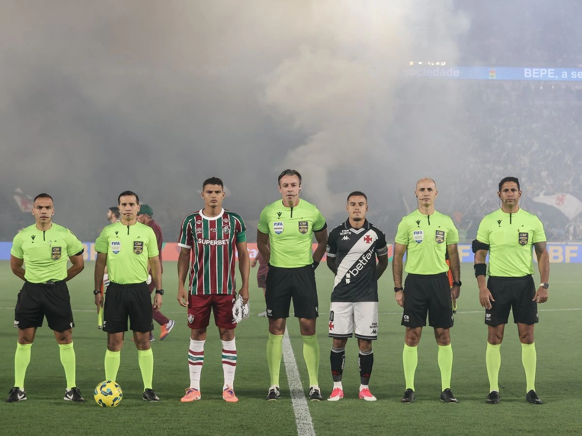 Polêmica! Fluminense veta faixa de torcedores do Vasco contra o racismo; entenda