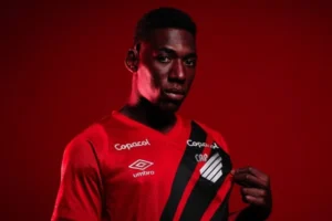 Fica ou sai? Léo Pelé recebe proposta da Turquia e pode deixar o Athletico-PR