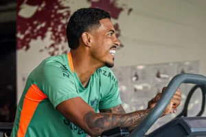 John Kennedy vai ficar no Fluminense? Atacante se oferece à Luís Zubeldía para pré-temporada