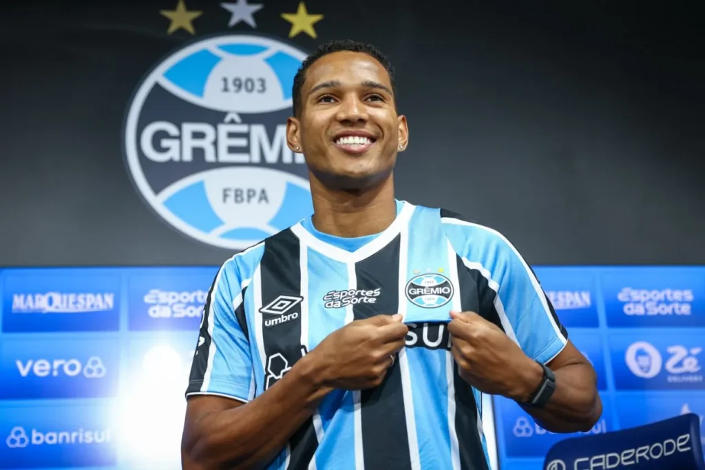 Vitória encaminha contratação de lateral do Grêmio; saiba detalhes