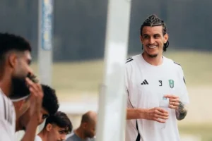 Valores de zagueiro do Al Ahli freiam avanço do Palmeiras no mercado; saiba detalhes