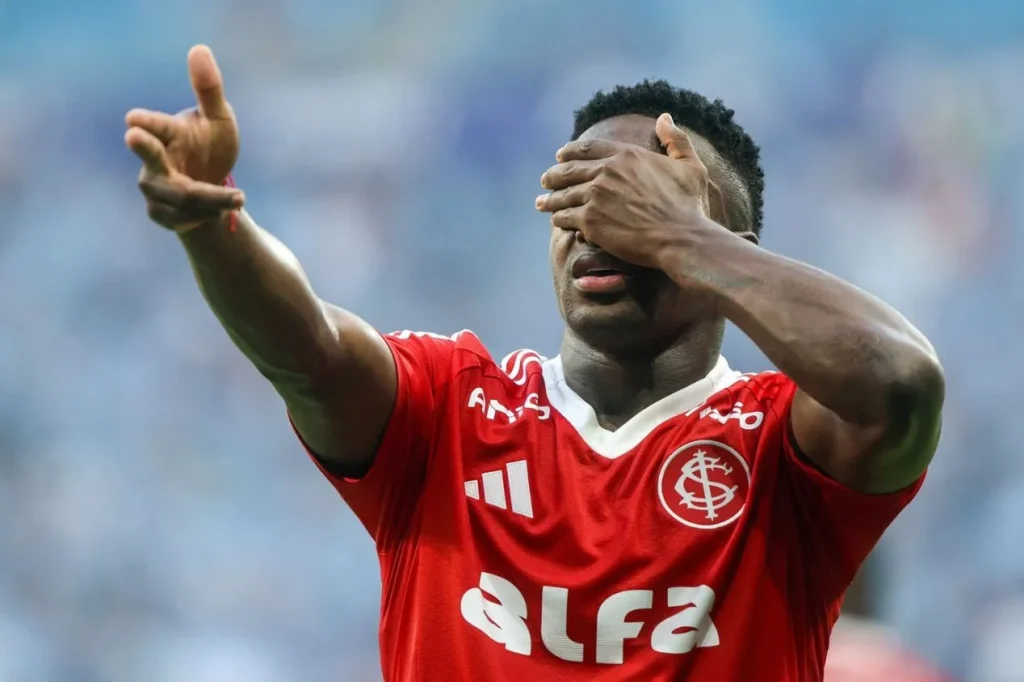 Johan Carbonero perde força no Internacional e vira alvo de sondagem do Botafogo