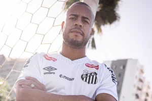 Santos reavalia investimento e encaminha saída de lateral para clube português; saiba detalhes
