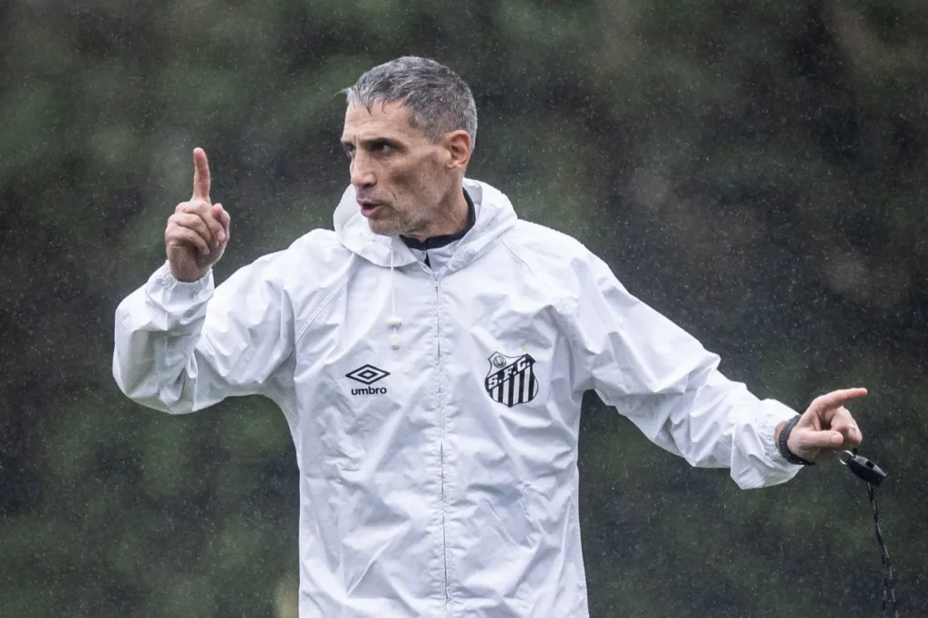 Santos corta gastos e projeta economia com saída de jogadores fora dos planos de Vojvoda