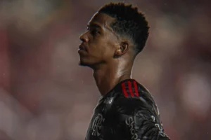 Flamengo negocia rescisão antecipada com Carlinhos; atacante busca novo clube para 2026
