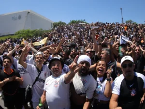 Torcida do Corinthians comemora conquista da Copa do Brasil