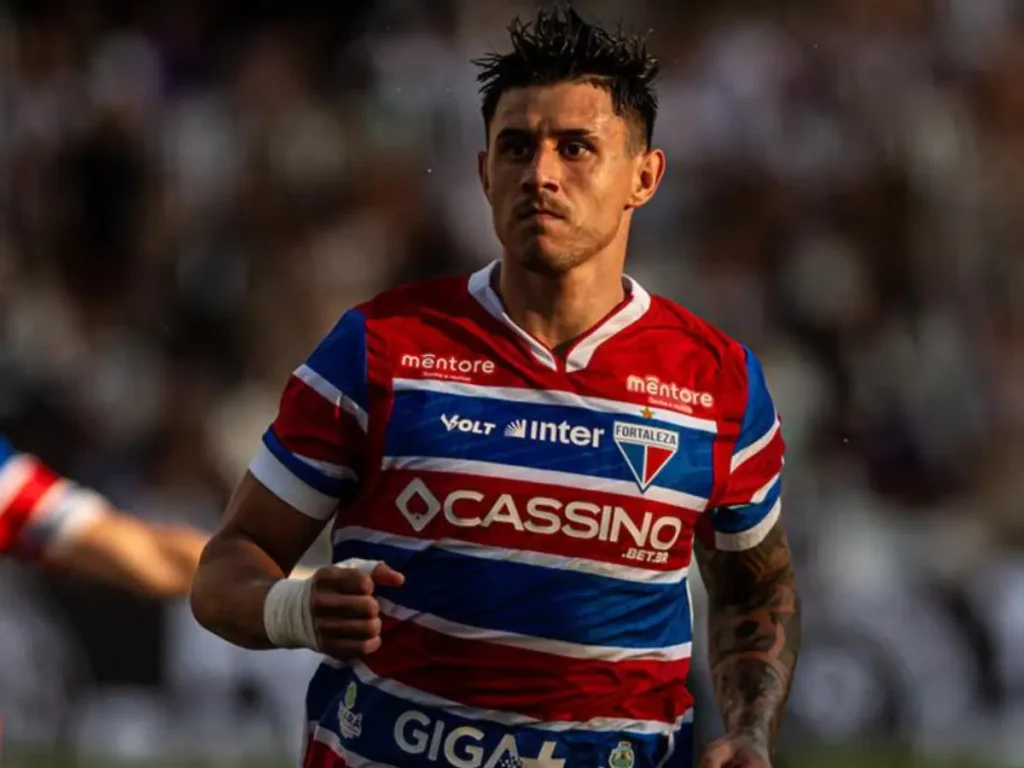 Fortaleza age para segurar Adam Bareiro e resiste ao assédio de clubes do exterior