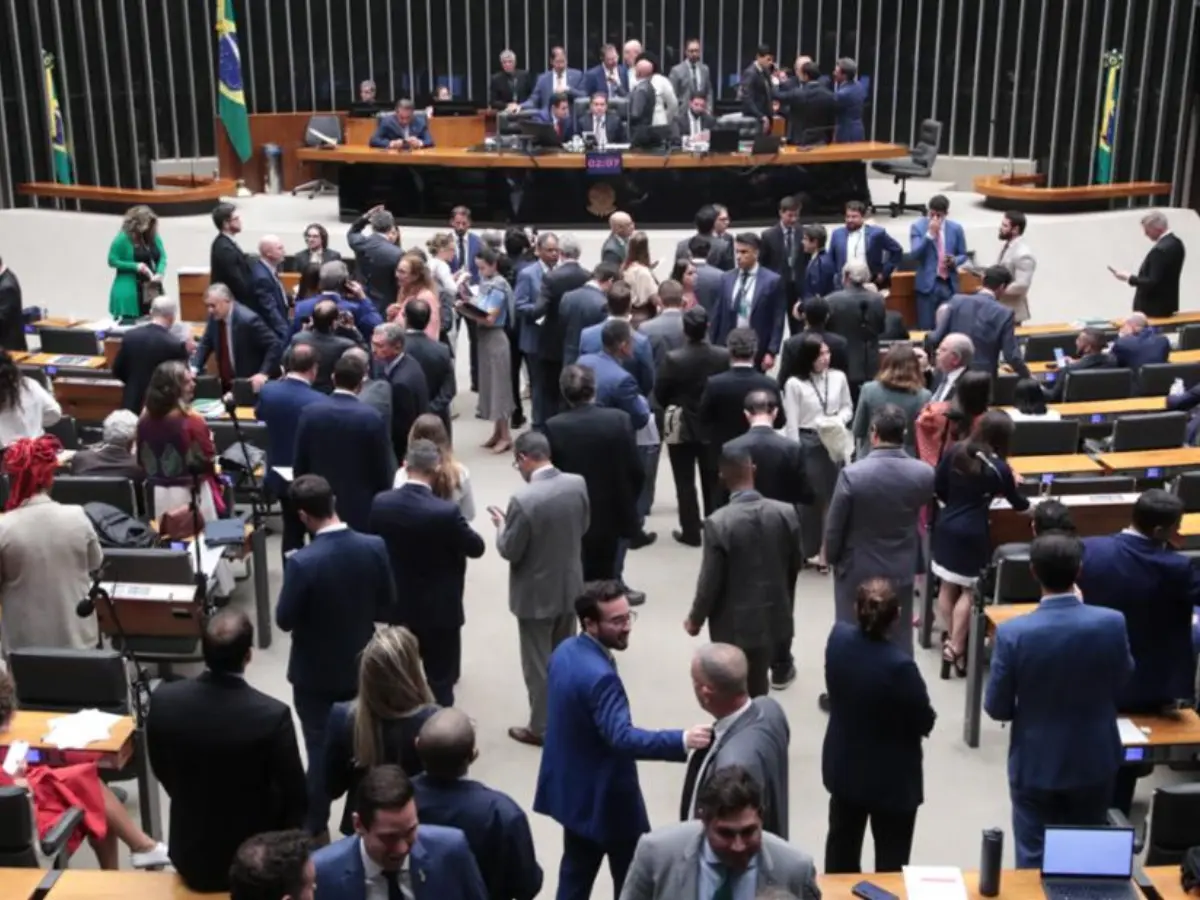 Câmara equipara clubes e SAFs em imposto de 5%; texto segue para sanção