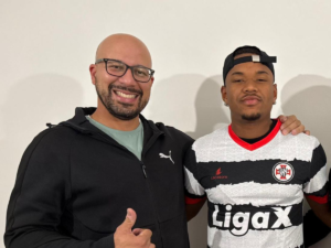 Pedro Paulo ao lado do seu agente