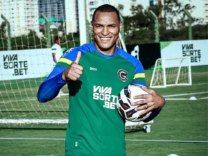Titi pode acertar com o Coritiba