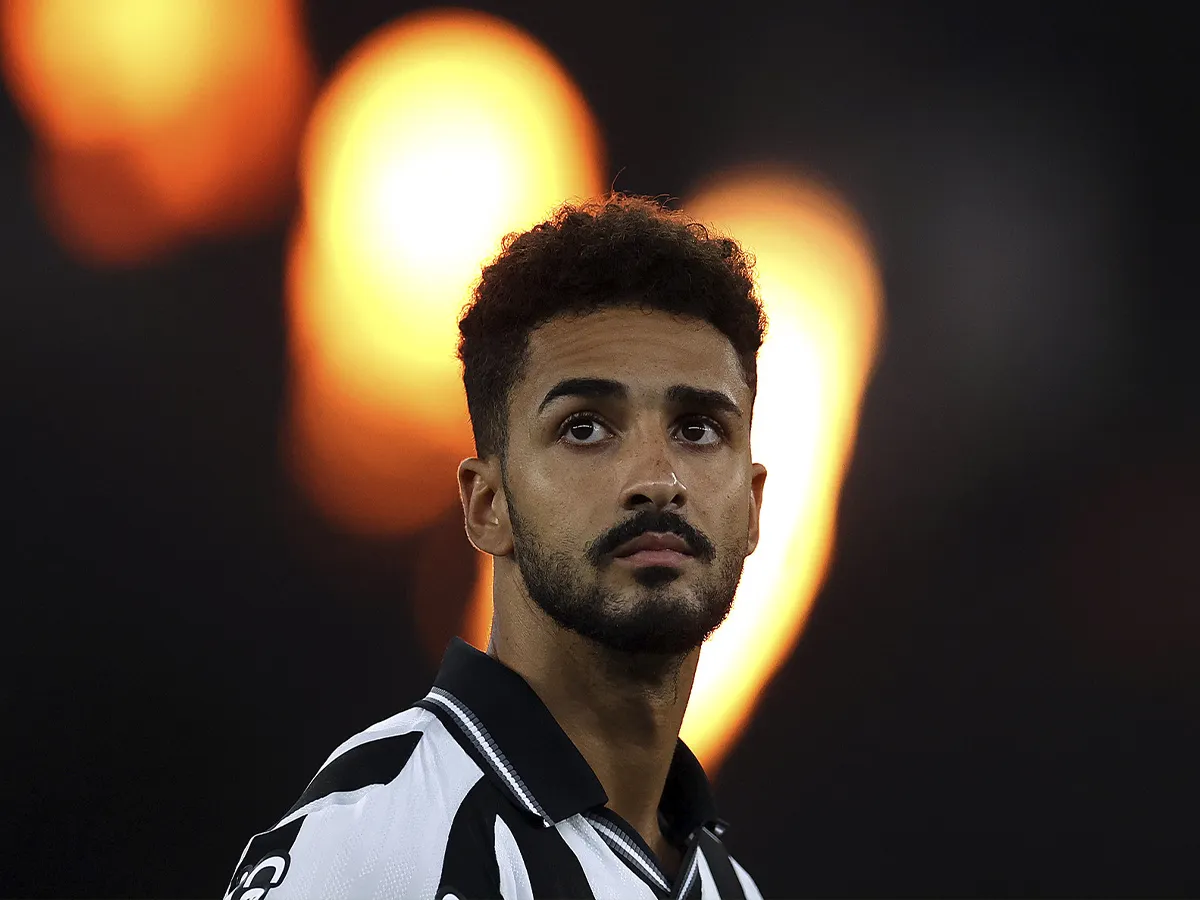 Chris Ramos pode retornar contra o Cruzeiro; veja desempenho do espanhol pelo Botafogo