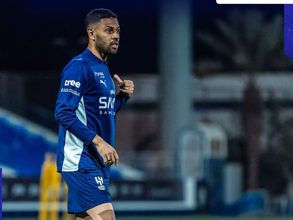 Renan Lodi desembarca em Belo Horizonte para acertar com o Atlético-MG