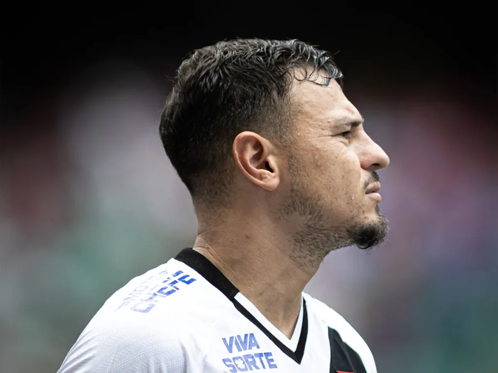 Hugo Moura fica no Vasco? Veja planos do clube para o jogador