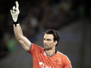 Léo Jardim avalia empate com o Corinthians e projeta jogo no Maracanã