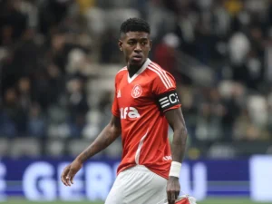 Internacional aceita proposta e Flamengo fica próximo de acerto com Vitão; saiba detalhes