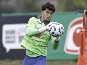 Bruninho Samúdio, do Botafogo, é direto ao mandar recado ao Goleiro Bruno