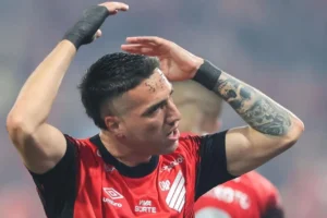 Athletico-PR aciona cláusula automática e confirma compra de Gastón Benavídez; saiba valor