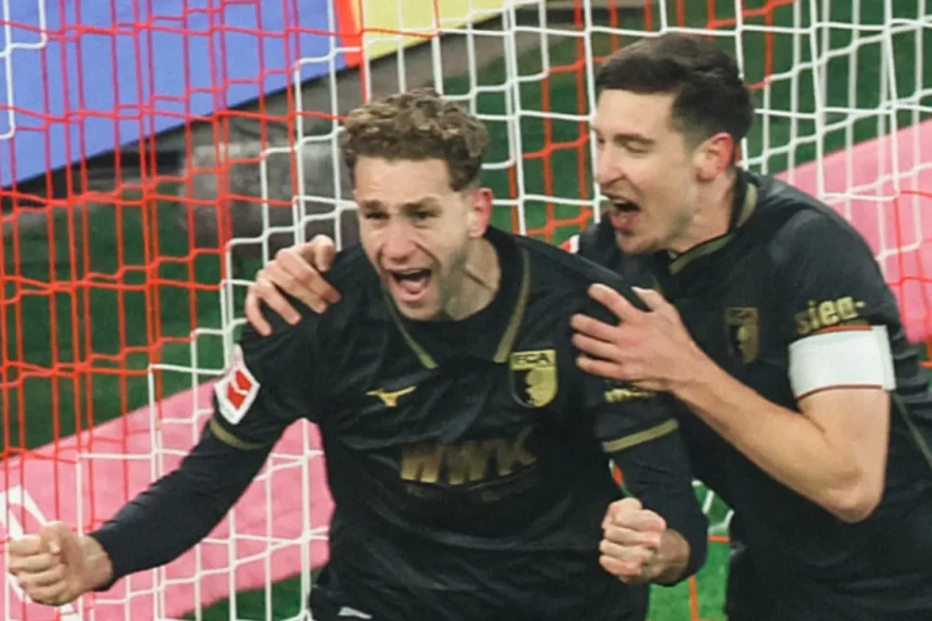 Arthur Chaves marca na estreia, Augsburg vira sobre o Bayern de Munique e encerra invencibilidade histórica