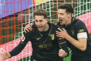 Arthur Chaves marca na estreia, Augsburg vira sobre o Bayern de Munique e encerra invencibilidade histórica