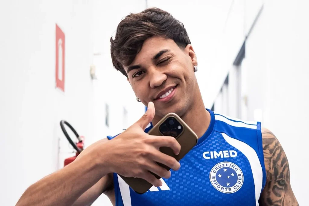 Contrato de quatro anos e valorização salarial: saiba detalhes da renovação de Kaio Jorge com o Cruzeiro