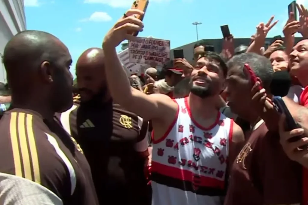 Lucas Paquetá desembarca no Rio de Janeiro com festa da torcida: "eu precisava do Flamengo"