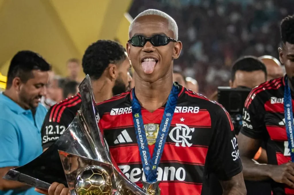 Teto financeiro do Bragantino trava venda de Wallace Yan pelo Flamengo; entenda