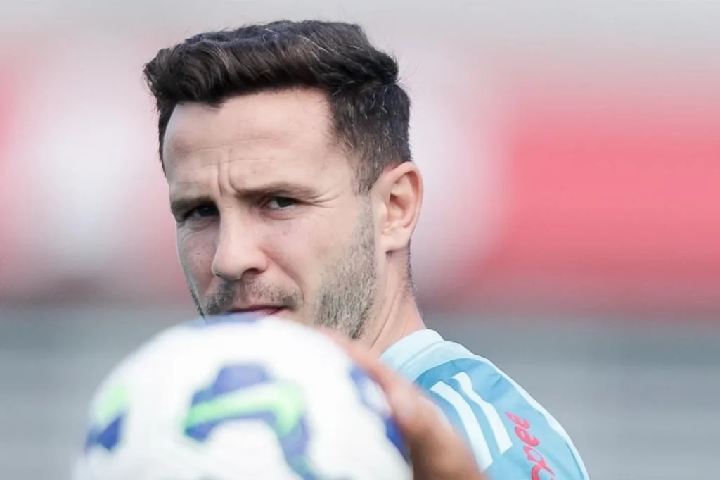 Saúl passa por cirurgia no calcanhar na Espanha e inicia recuperação longe do Flamengo