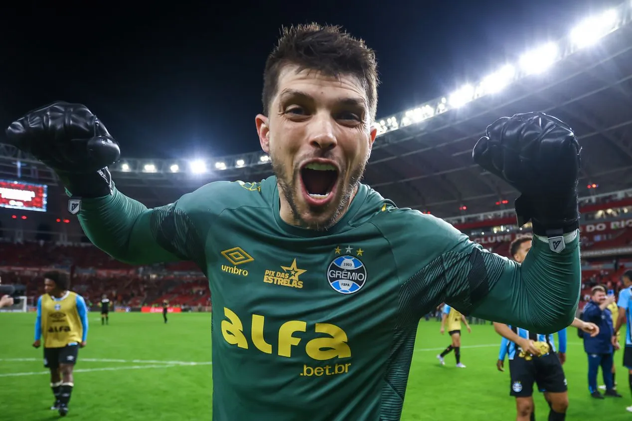 Tiago Volpi no México? Goleiro negocia com dois clubes mexicanos após rescindir com Grêmio; saiba detalhes