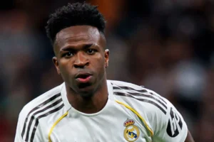 Kylian Mbappé decide no fim, e Vinícius Júnior brilha na vitória do Real Madrid sobre o Villarreal