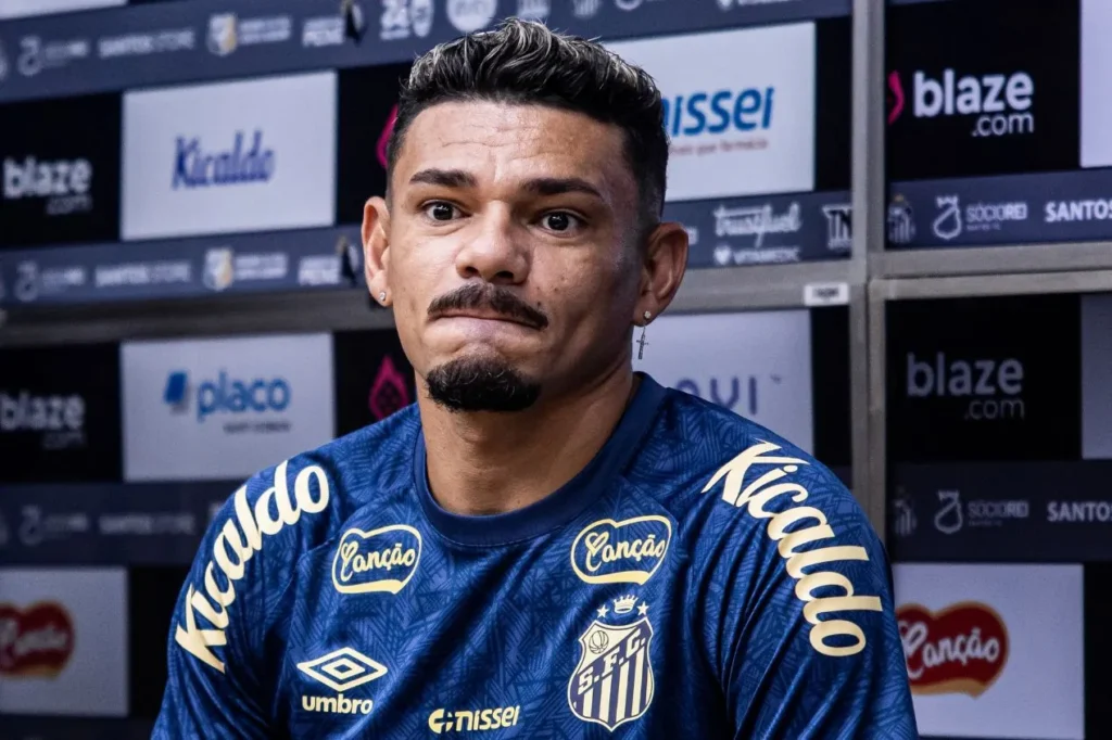 Livre no mercado, Tiquinho Soares reduz salário e fica perto de assinar com o Remo; saiba detalhes