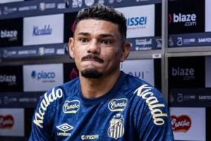 Livre no mercado, Tiquinho Soares reduz salário e fica perto de assinar com o Remo; saiba detalhes