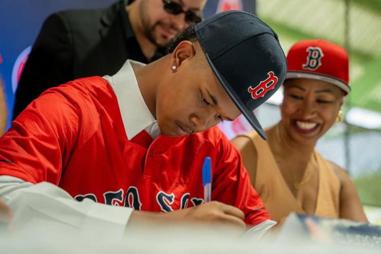 Claudio-Pereira-assinando-com-o-Boston-Red-Sox.