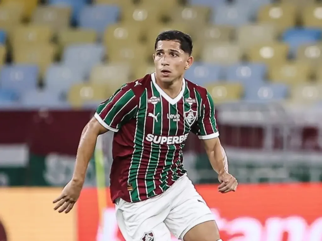 Savarino é apresentado no Fluminense e destaca “projeto sólido” após saída do Botafogo