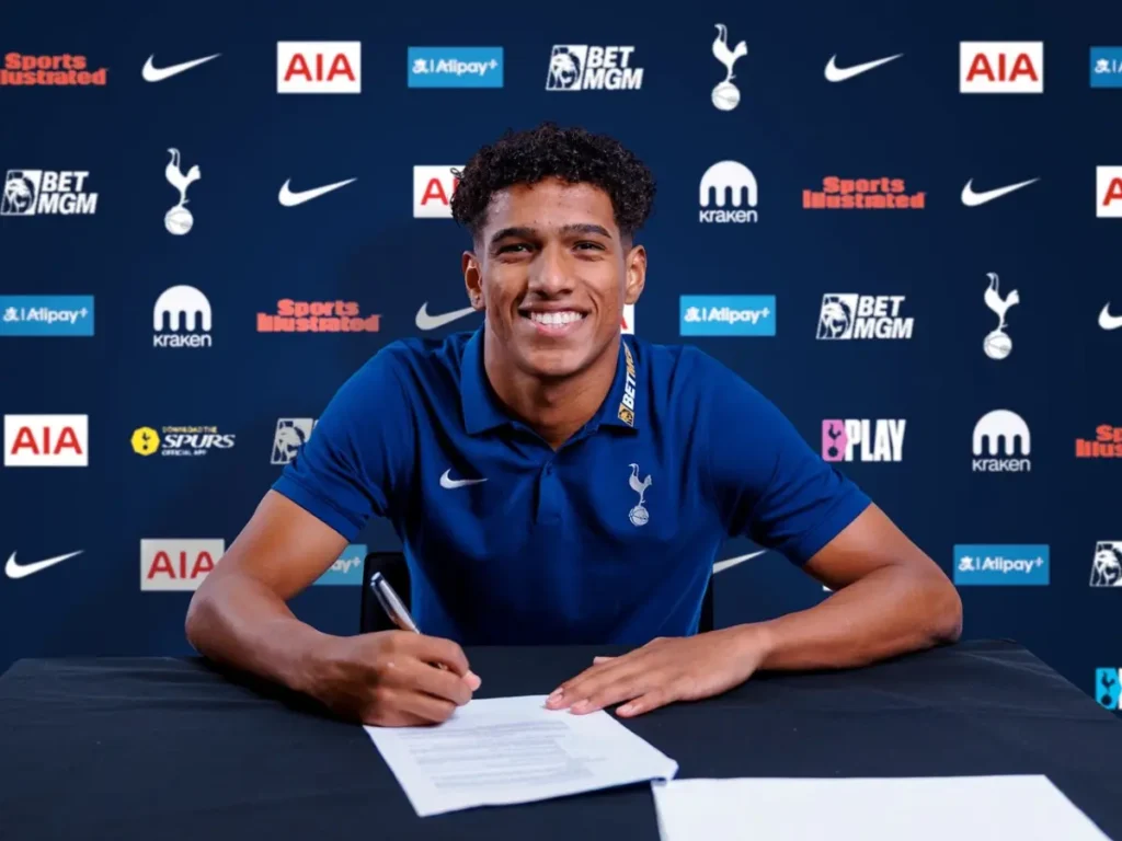 Tottenham oficializa contratação do lateral-esquerdo Souza, ex-Santos